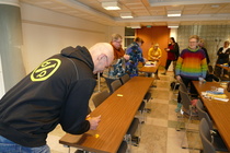 Perinteinen virkistyspäivien kisa, aloitustehtävä kuori appelsiini kaverille syötäväksi.