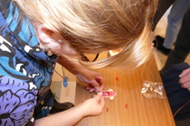 Satu asettelemassa myös torsoon elimä paikoilleen.