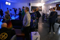 Joukkueet keräämässä pisteitä keilailun merkeissä.