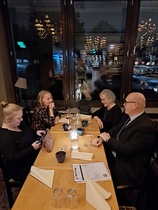 Pöytäseurueet juttusilla.