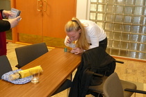 Jaanan taidonnäytettä herneiden siirtämisessä.