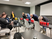 Toisena tehtävänä oli pinota juomamukeja ilmapalloa apunakäyttäen