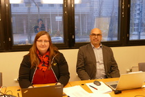 Sihteerit Triinu ja Pentti pitivät kirjaa asioista Pasilassa.