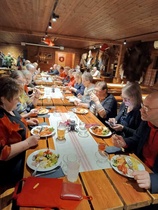 Osallistujat illastamassa