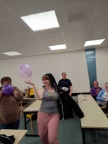 Mitä tehdä kun pitää pomputtaa ilmapalloa ja pukea samaanaikaan hupparia päälleen