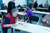 Pullo, vettä, pingispallo, kuppi ja kulho...