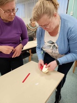 Satu näyttää kuinka vanhanajan kuusenkoriste sydän punotaan