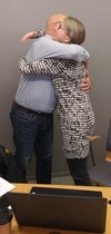 Pentti ojensi puheenjohtajalle MTJL liiton riipuksen, kera halausten.